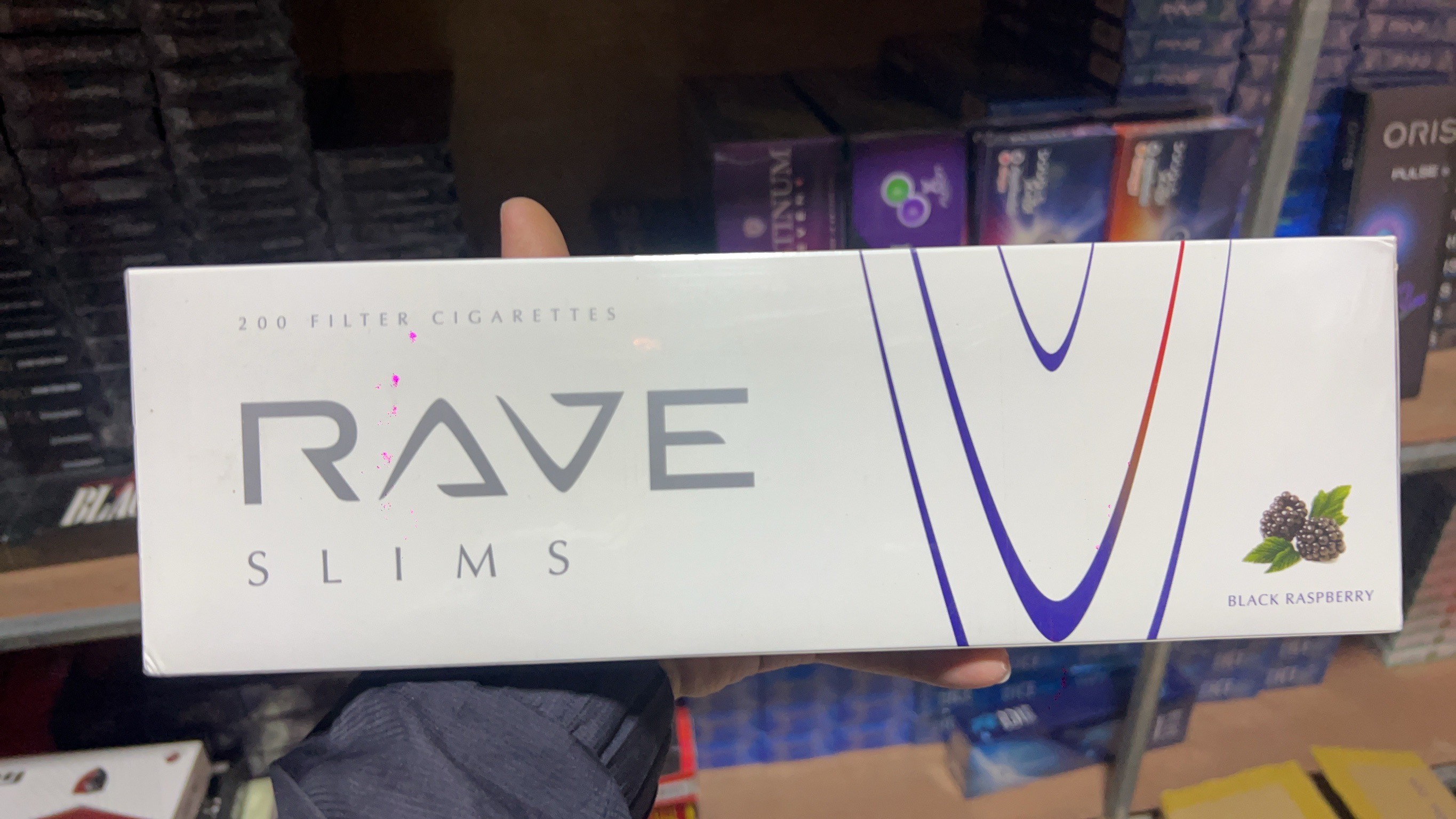 เรเว่ ราสเบอรี่(ร้อน) (มวนสลิมเล็ก)(Rave Black Raspberry Slims)